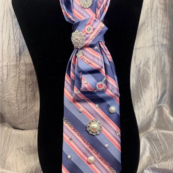 Elegant Striped Brooch-Embellished tie necklace. - Picture 5 of 6